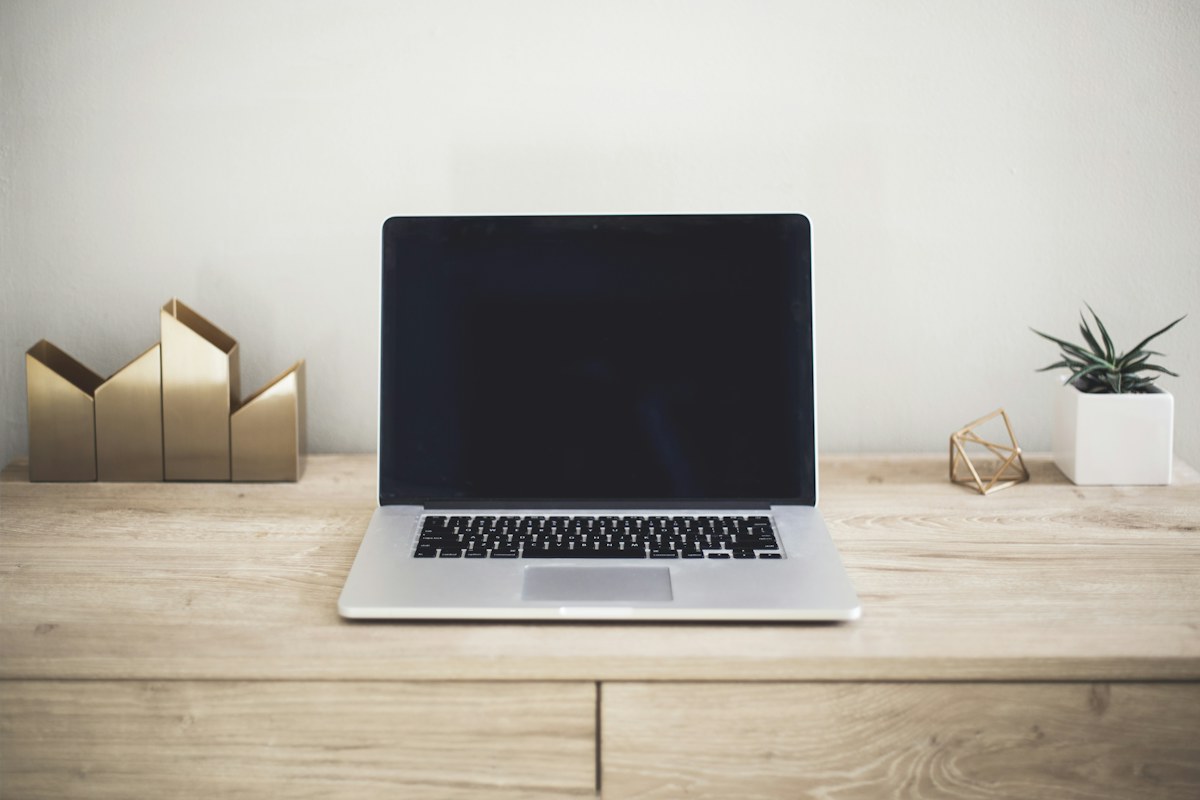 Ordinateur portable sur un bureau