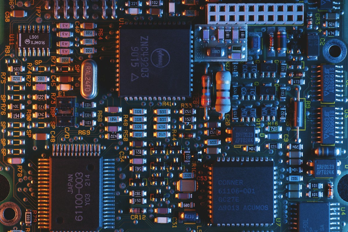 Composants montés sur un circuit électronique
