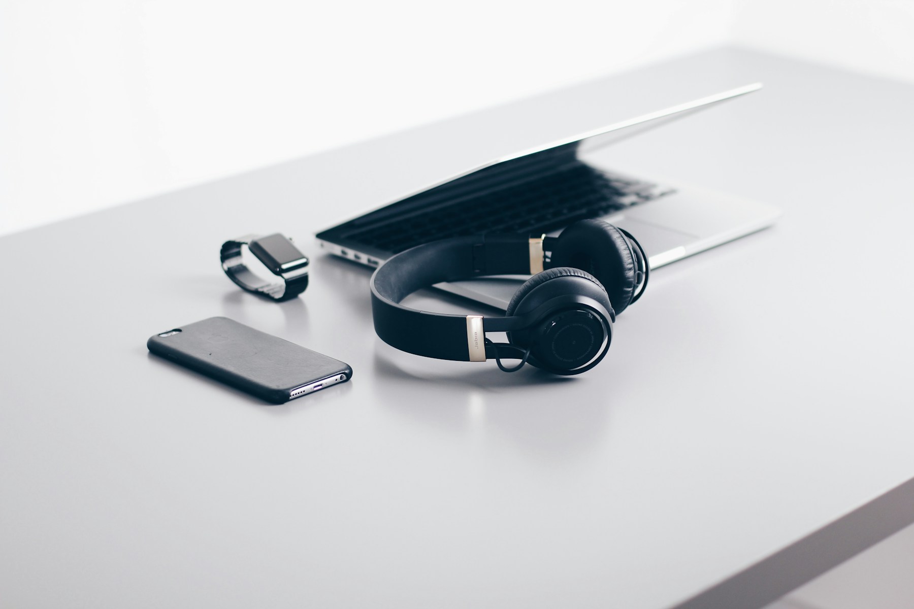 Sélection de produits électroniques modernes sur un bureau
